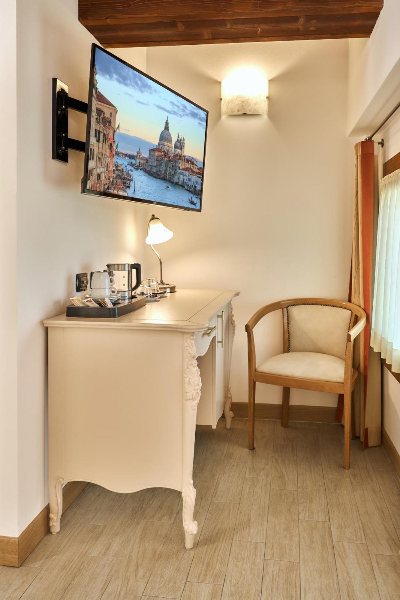 Albergo Antica Corte Marchesini Campagna Lupia Bagian luar foto